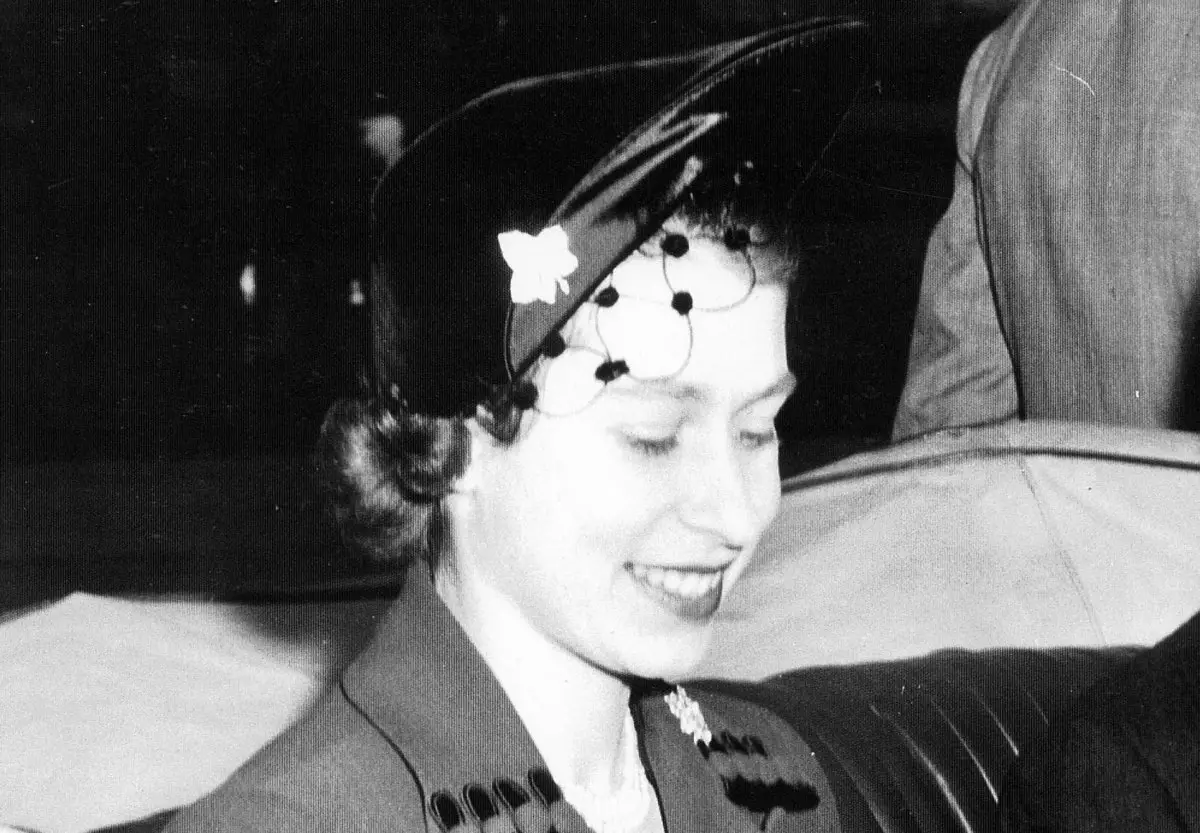 Dopo essere arrivata al Terminal del Servizio di Trasporto Aereo Militare dell'Aeroporto Nazionale di Washington, la Principessa Elisabetta d'Inghilterra (a sinistra) si unisce al Presidente Harry S. Truman nella limousine del Capo Esecutivo per il suo viaggio verso Blair House, ottobre 1951