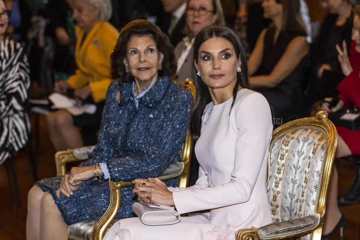 La regina Letizia di Spagna e la regina Silvia di Svezia arrivano alla Biblioteca Bernadotte durante una visita ufficiale al Palazzo di Stoccolma il 25 novembre 2021