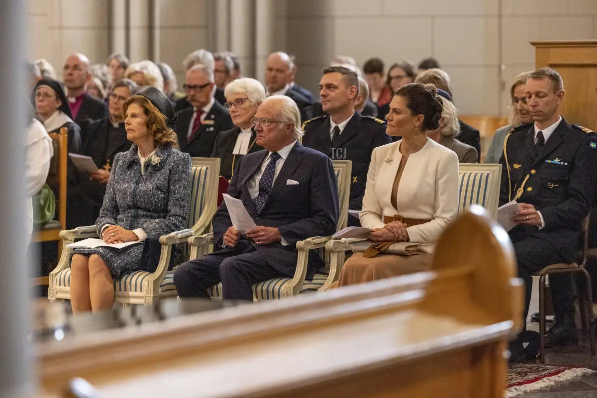 Re Carlo XVI Gustavo, Regina Silvia e la Principessa ereditaria Victoria di Svezia partecipano a una cerimonia religiosa presso la Cattedrale di Uppsala in connessione con l'inizio delle riunioni annuali della Chiesa di Svezia il 4 ottobre 2022 a Uppsala, Svezia