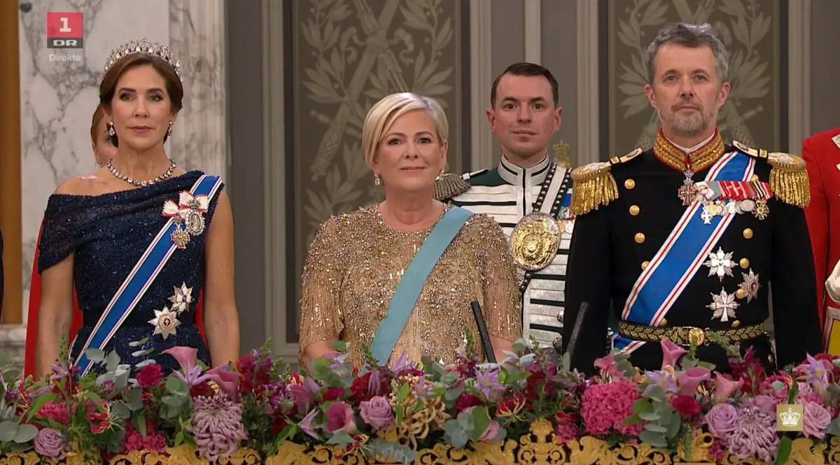 Il Re e la Regina di Danimarca organizzano un banchetto di stato in onore del Presidente d'Islanda presso il Palazzo di Christiansborg a Copenaghen il 8 ottobre 2024 (DR1/screencapture)