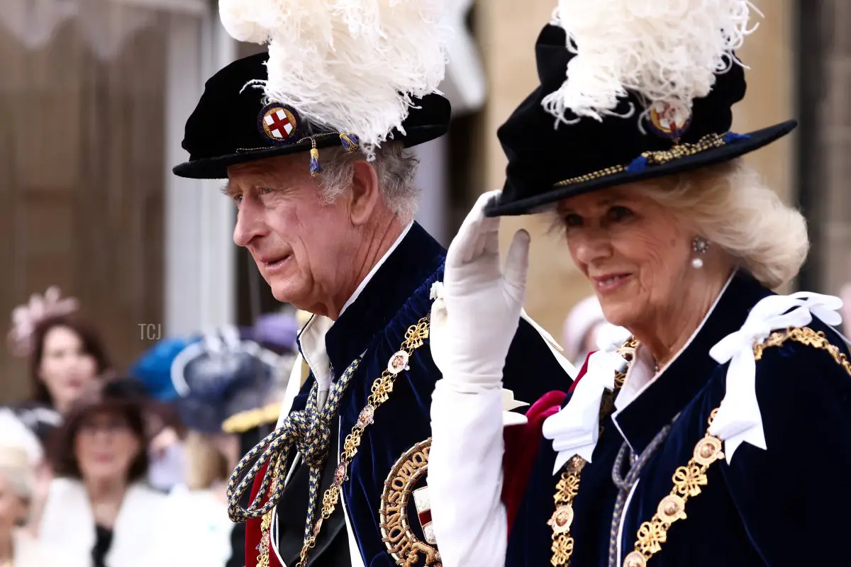 Re Carlo III e Regina Camilla arrivano alla Cappella di San Giorgio per partecipare alla cerimonia dell'Ordine della Giarrettiera al Castello di Windsor il 19 giugno 2023 a Windsor, Inghilterra (Henry Nicholls - WPA Pool/Getty Images)