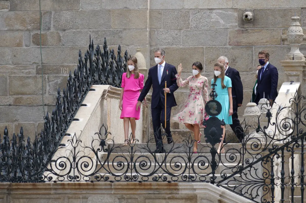 Membri della Famiglia Reale Spagnola (da sinistra a destra), la Principessa Ereditaria Leonor, il Re Felipe VI, la Regina Letizia e la Principessa Sofia ricevono all'uscita della messa presso la Cattedrale di Santiago durante l'offerta nazionale all'apostolo Santiago nella festività regionale di Santiago il 25 luglio 2021