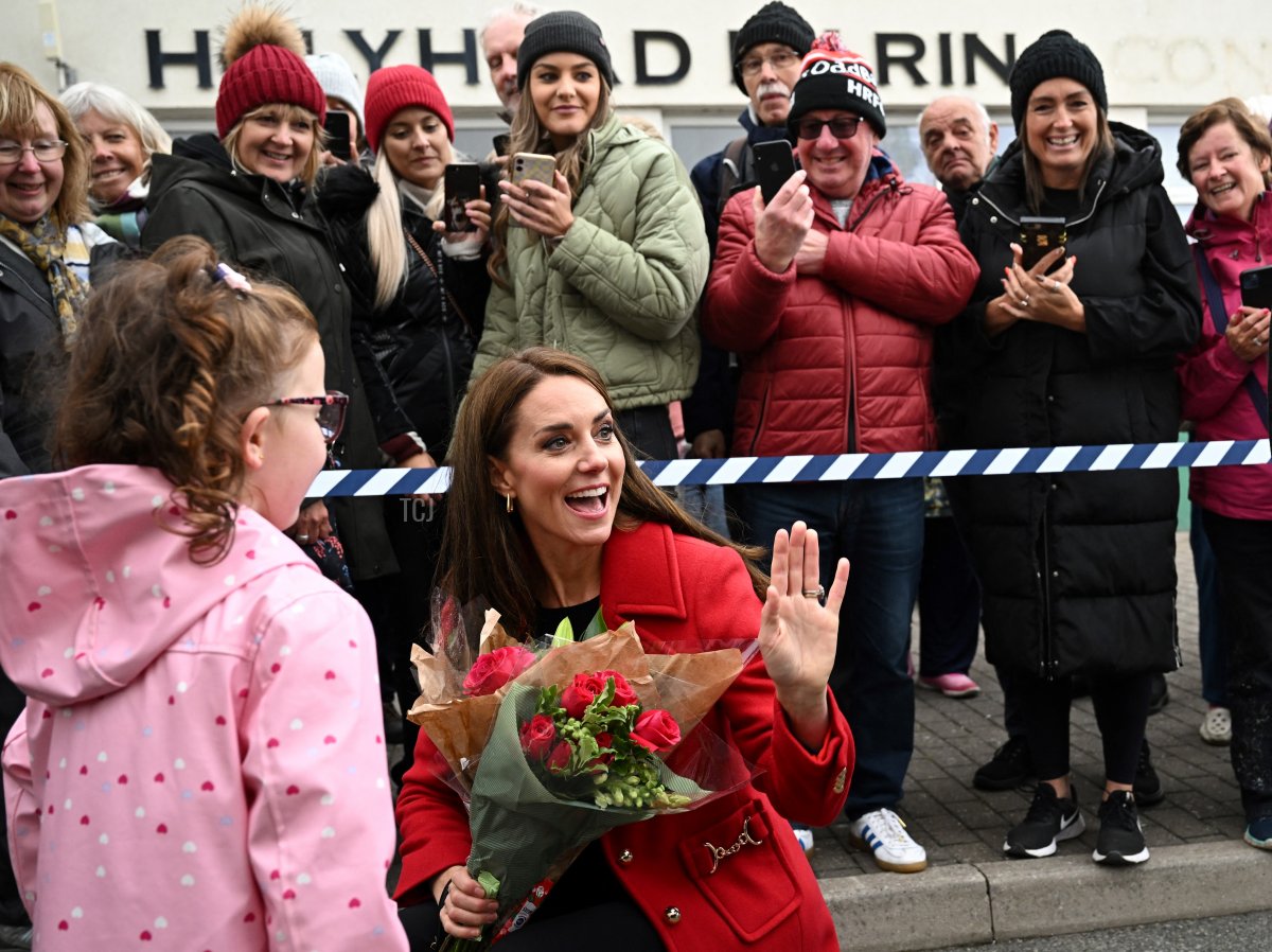 La nostra splendida Catherine, Principessa di Galles, incontra membri del pubblico dopo una visita presso la RNLI (Royal National Lifeboat Institution) della stazione di salvataggio di Holyhead a Anglesey, Galles, il 27 settembre 2022