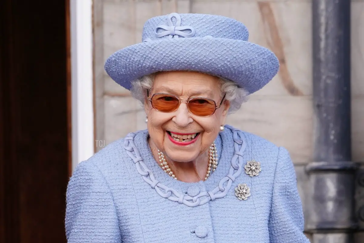 La regina Elisabetta II partecipa alla parata del Body Guard per la Scozia (nota anche come Royal Company of Archers) Reddendo nei giardini del Palazzo di Holyroodhouse, Edimburgo, Scozia il 30 giugno 2022