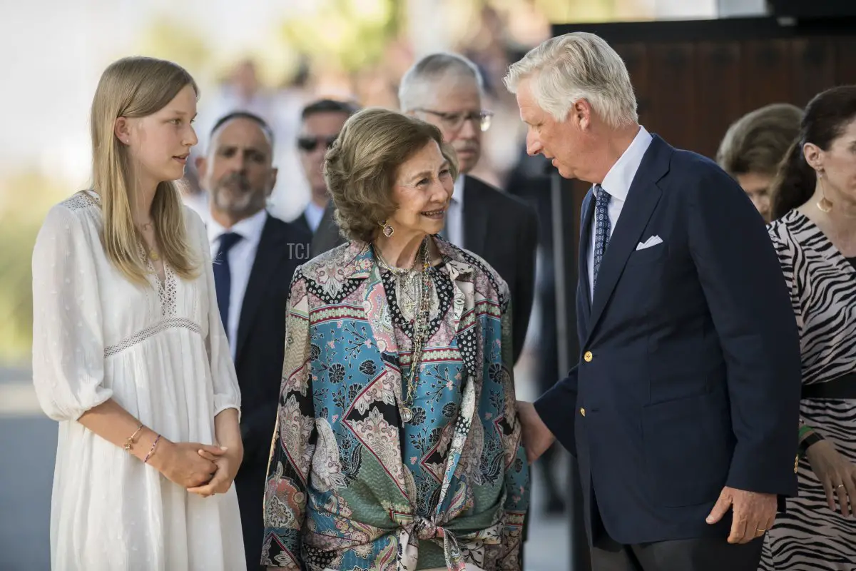 La Principessa Eleonora del Belgio, la Regina Sofia di Spagna e il Re Filippo dei Belgi attendono un evento commemorativo il 31 luglio 2023 a Motril, Spagna, in occasione del 30° anniversario della morte del Re Baudouin del Belgio (Carlos Gil/Getty Images)