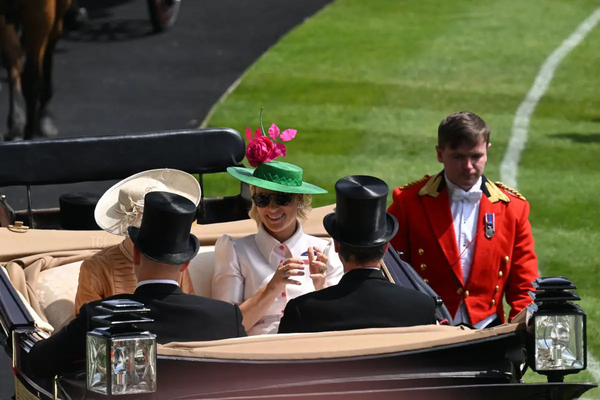 Zara Phillips (C) e familiari arrivano in carrozza per partecipare al terzo giorno, noto come il giorno delle donne, del Royal Ascot, a Ascot, a ovest di Londra, il 16 giugno 2022