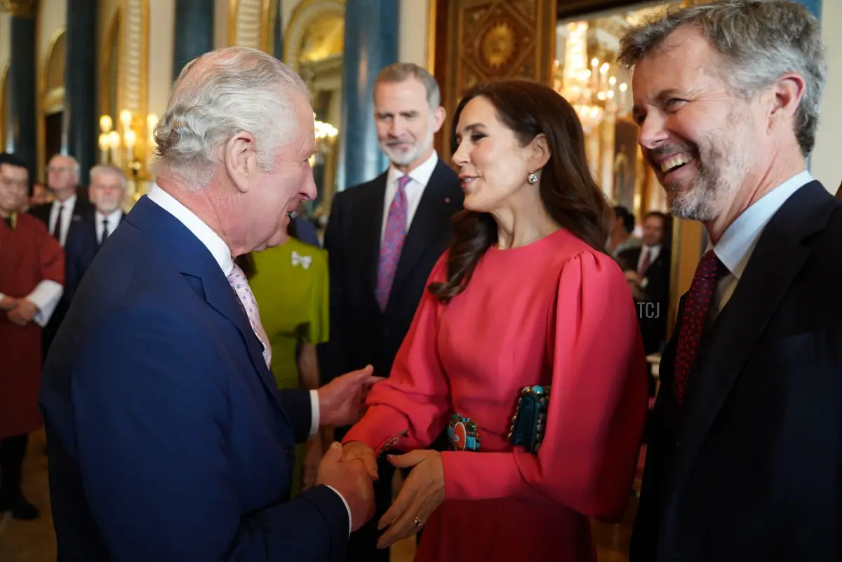 Il Re Carlo III parla con il Principe e la Principessa Erarìa di Danimarca durante una ricezione a Buckingham Palace per gli ospiti stranieri che partecipano all'incoronazione del Re Carlo III il 5 maggio 2023 a Londra, Inghilterra (Jacob King - WPA Pool / Getty Images)