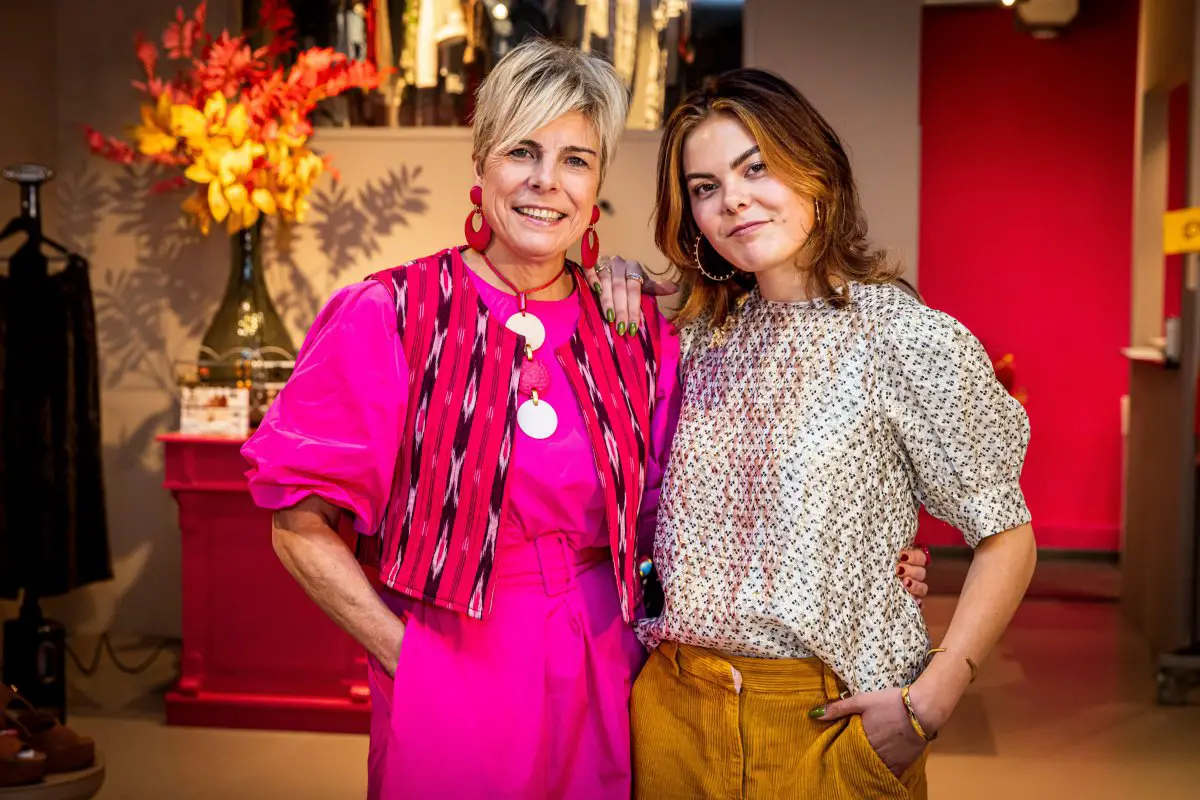 La principessa Laurentien dei Paesi Bassi e sua figlia, la contessa Eloise di Orange-Nassau, posano durante una presentazione stampa del loro negozio di abbigliamento vintage, My Lima Lima, all'Aia il 1 marzo 2024 (Patrick van Katwijk/DPA Picture Alliance/Alamy)