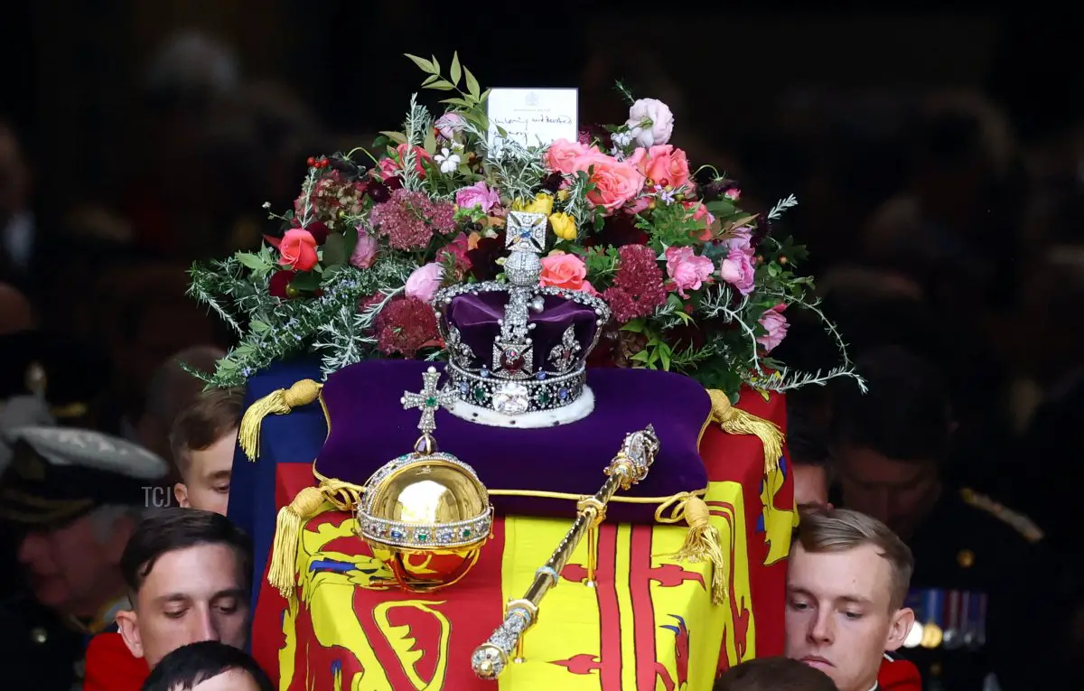 La bara della regina britannica Elisabetta viene portata fuori da Westminster Abbey il giorno del suo funerale di stato e della sepoltura, a Londra, Gran Bretagna, il 19 settembre 2022