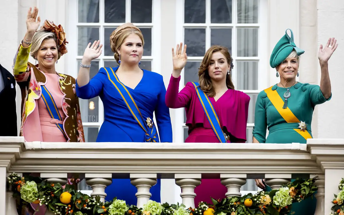 La regina Massima, la principessa Amalia, la principessa Alexia e la principessa Laurentien dei Paesi Bassi salutano dal balcone del Palazzo Noordeinde durante il Prinsjesdag all'Aia il 19 settembre 2023 (KOEN VAN WEEL/ANP/AFP via Getty Images)