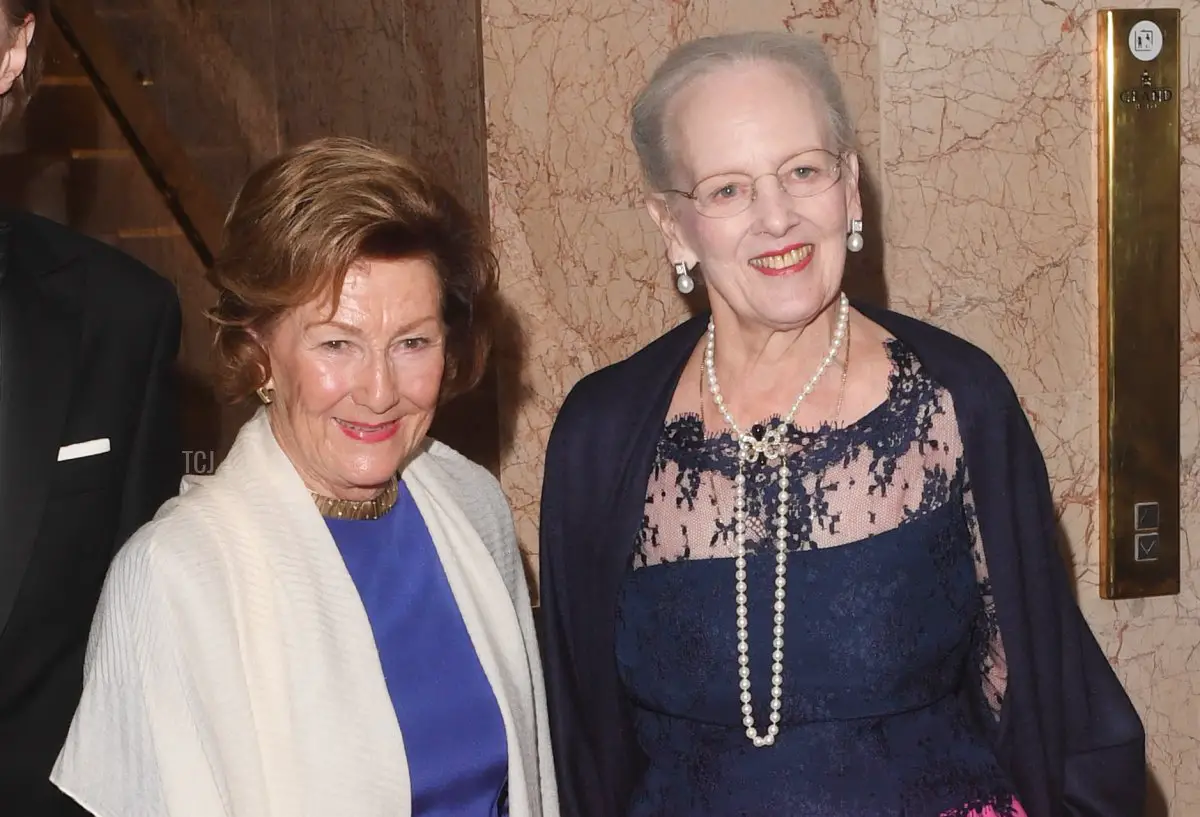 La regina Sonja di Norvegia e la regina Margrethe di Danimarca arrivano al Grand Hotel mentre la regina Margrethe di Danimarca riceve il Nordic Association's Language Award il 26 settembre 2022 a Oslo, Norvegia