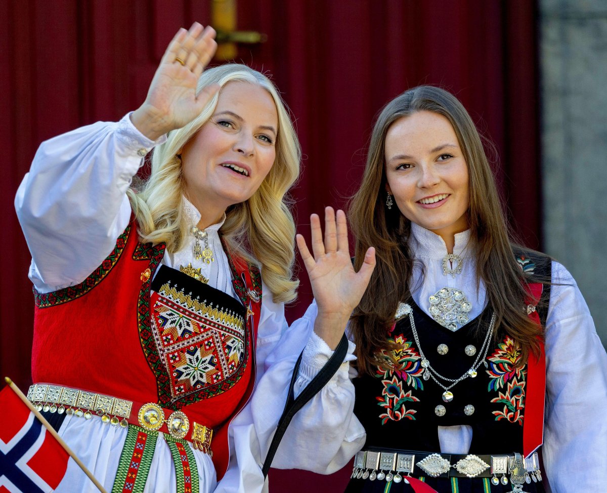 La Principessa ereditaria Mette-Marit e la Principessa Ingrid Alexandra di Norvegia celebrano il Giorno Nazionale nella tenuta Skaugum ad Asker il 17 maggio 2024 (Albert Nieboer/DPA Picture Alliance/Alamy)