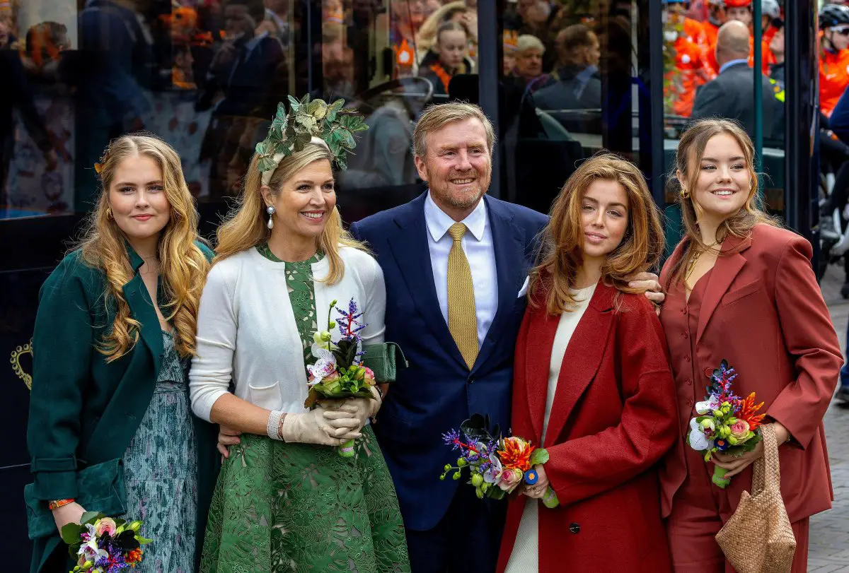 Il Re e la Regina dei Paesi Bassi, con la Principessa di Orange, la Principessa Alexia e la Principessa Ariane, partecipano alle celebrazioni per il Giorno del Re a Emmen il 27 aprile 2024 (Albert Nieboer/DPA Picture Alliance/Alamy)