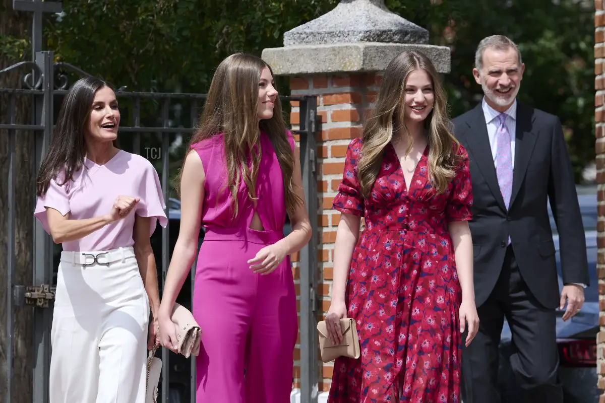 Regina Letizia, Infanta Sofia, Principessa Leonor e Re Felipe VI di Spagna arrivano per la cresima di Infanta Sofia di Spagna presso la Chiesa dell'Asunzione della Nostra Signora nel comune di Aravaca il 25 maggio 2023 a Madrid, Spagna (Carlos Alvarez/Getty Images)