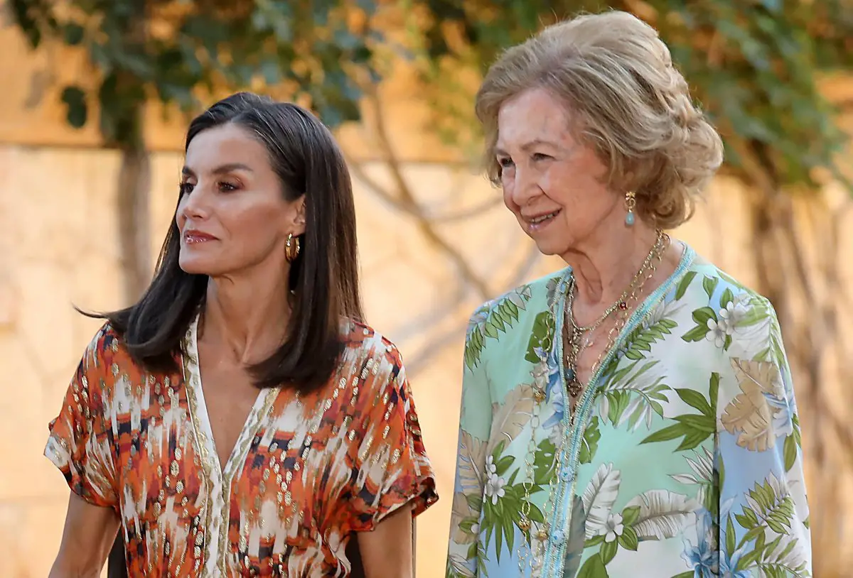 Queen Letizia e Queen Sofia di Spagna partecipano a una ricezione al Palazzo Marivent a Palma di Maiorca il 29 luglio 2024 (CORDON PRESS/Alamy)