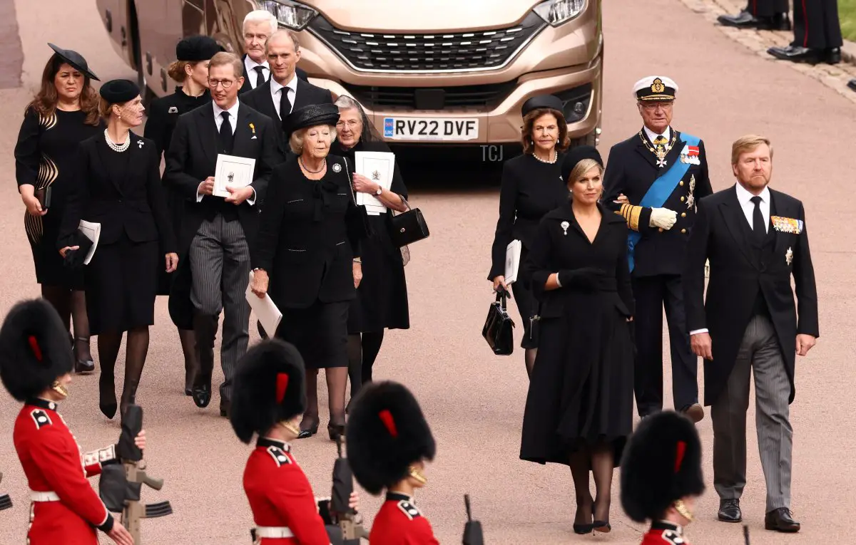 Il Re Gustaf di Svezia e la Regina Silvia, il Re Willem-Alexander dei Paesi Bassi e la Regina Maxima insieme alla Principessa Beatrix arrivano alla Cappella di San Giorgio, Castello di Windsor il 19 settembre 2022 a Windsor, Inghilterra