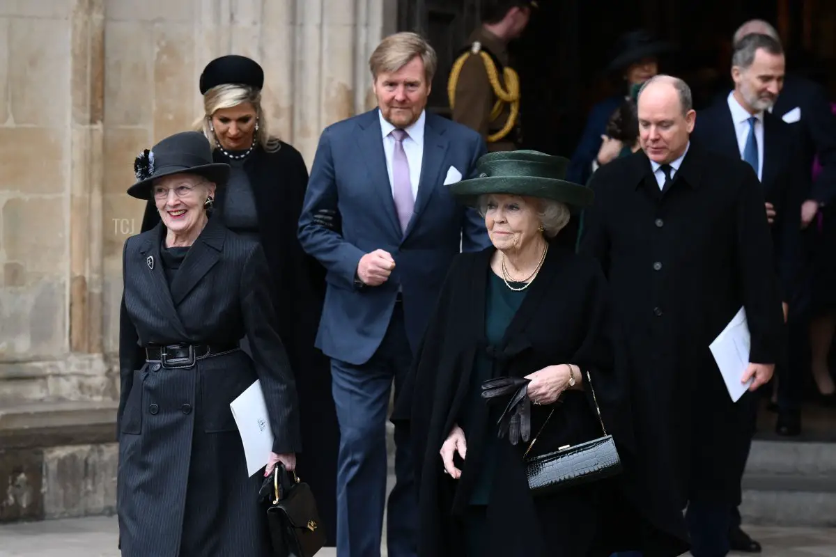 La Regina Margrethe di Danimarca (L) cammina con la Regina Massima dei Paesi Bassi (2L), il Re Willem-Alexander dei Paesi Bassi (C), la Principessa Beatrix dei Paesi Bassi (4L) e il Principe Alberto II di Monaco (2R) mentre lasciano dopo aver partecipato a un Servizio di Ringraziamento per il Principe Filippo di Gran Bretagna, Duca di Edimburgo, presso l'Abbazia di Westminster a Londra il 29 marzo 2022