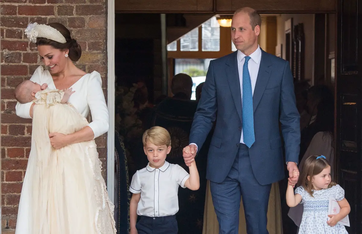 Il Duca e la Duchessa di Cambridge, con il Principe George, la Principessa Charlotte e il Principe Louis, ritratti dopo il battesimo del Principe Louis presso la Cappella Reale, Palazzo di St. James il 9 luglio 2018 (DOMINIC LIPINSKI/AFP/Getty Images)