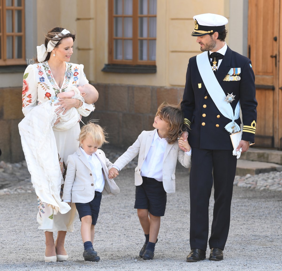 Il Principe Carl Philip, la Principessa Sofia, il Principe Alexander, il Principe Gabriel e il Principe Julian partecipano al battesimo del Principe Julian presso la Cappella del Castello di Drottningholm il 14 agosto 2021 a Stoccolma, Svezia