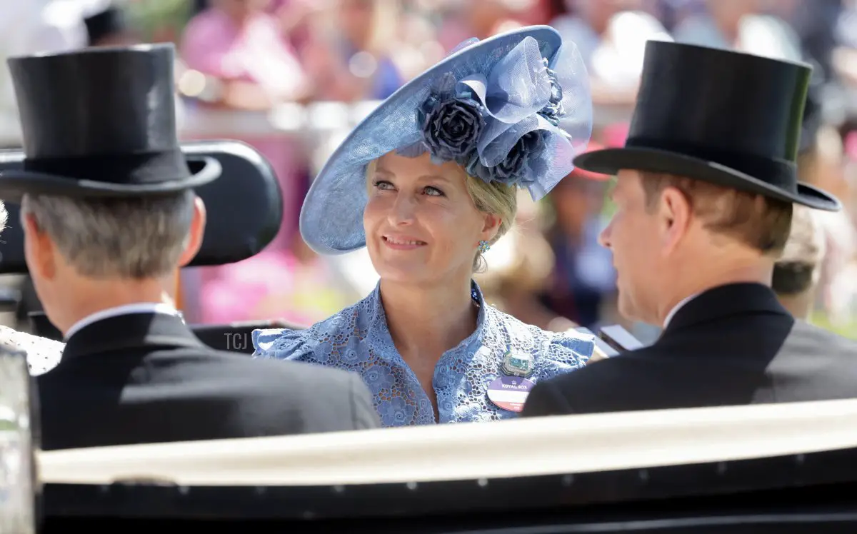 Sophie, Contessa di Wessex sorride mentre arriva al parco del parata sulla carrozza reale durante il Royal Ascot 2022 presso il ippodromo di Ascot il 15 Giugno 2022 ad Ascot, Inghilterra