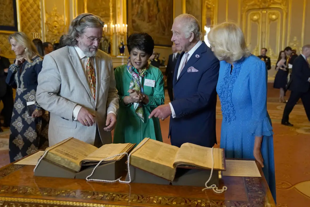 Re Carlo III e Regina Camilla mostrano un primo e un secondo folio delle opere di William Shakespeare da Gregory Doran, Direttore della Royal Shakespeare Company e Baronessa Vadera, Presidente della Royal Shakespeare Company durante una ricevimento al Castello di Windsor per celebrare il lavoro di William Shakespeare, nel 400° anniversario della pubblicazione del Primo Folio il 18 luglio 2023 (Andrew Matthews - Pool/Getty Images)