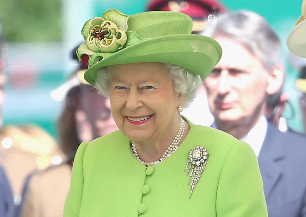 La regina Elisabetta II è ritratta al Cimitero di Guerra Britannico a Bayeux durante le commemorazioni del 70° anniversario del D-Day il 6 giugno 2014 (Chris Jackson/Getty Images)