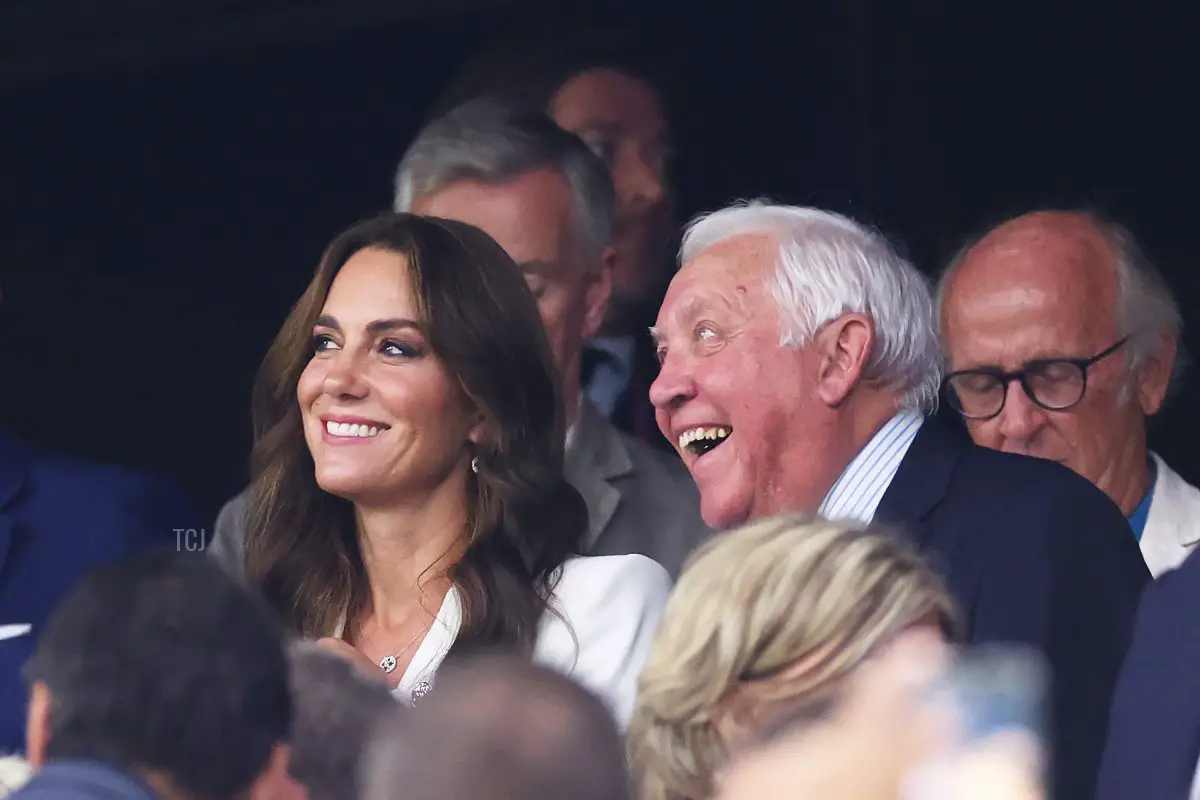 La Principessa di Galles, con Sir Bill Beaumont, partecipa alla partita della Coppa del Mondo di Rugby tra Inghilterra e Argentina allo Stade Velodrome a Marsiglia, Francia, il 9 settembre 2023 (Cameron Spencer/Getty Images)