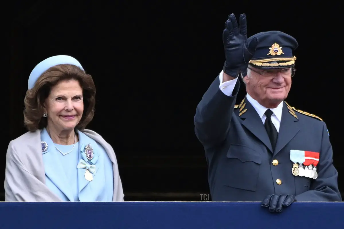 Re Carlo XVI Gustavo e Regina Silvia di Svezia si presentano al balcone del Palazzo Reale a Stoccolma durante i festeggiamenti per il Giubileo d'oro il 15 settembre 2023 (JONATHAN NACKSTRAND/AFP via Getty Images)