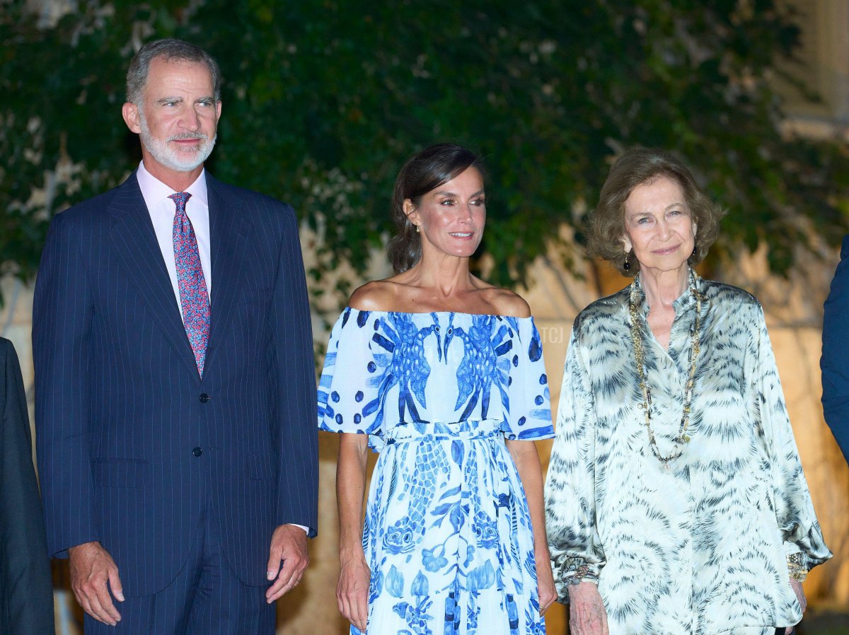 Re Felipe VI, Regina Letizia e Regina Sofia di Spagna partecipano a una cena per le autorità locali al Palazzo Marivent a Palma di Maiorca il 3 agosto 2023 (MPG/Alamy)