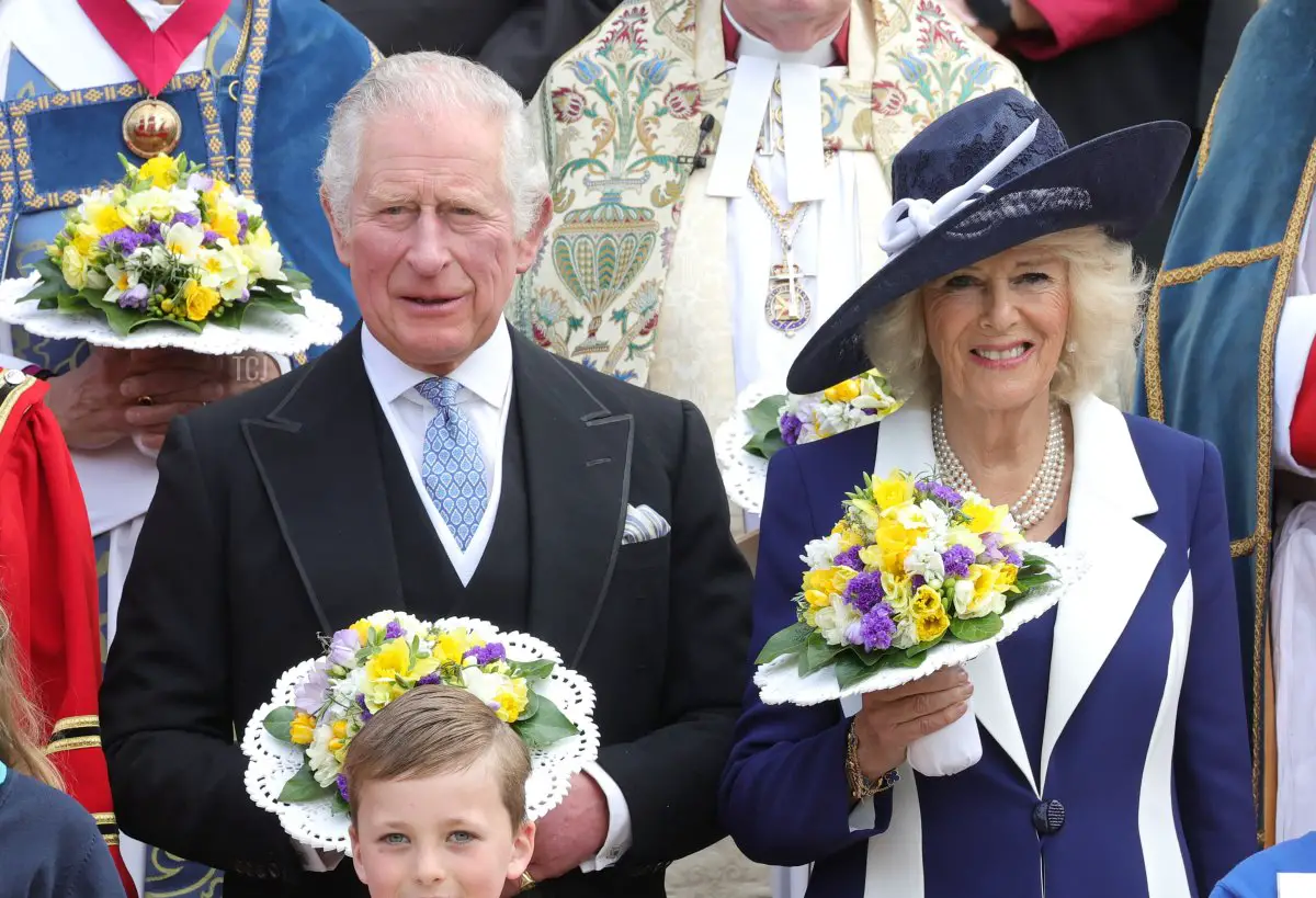 Il Principe Carlo, Principe di Galles e Camilla, Duchessa di Cornovaglia in posa con la Guardia del Corpo della Regina e gli ospiti durante il Servizio Reale di Maundy nella Cappella di San Giorgio il 14 aprile 2022 a Windsor, Inghilterra