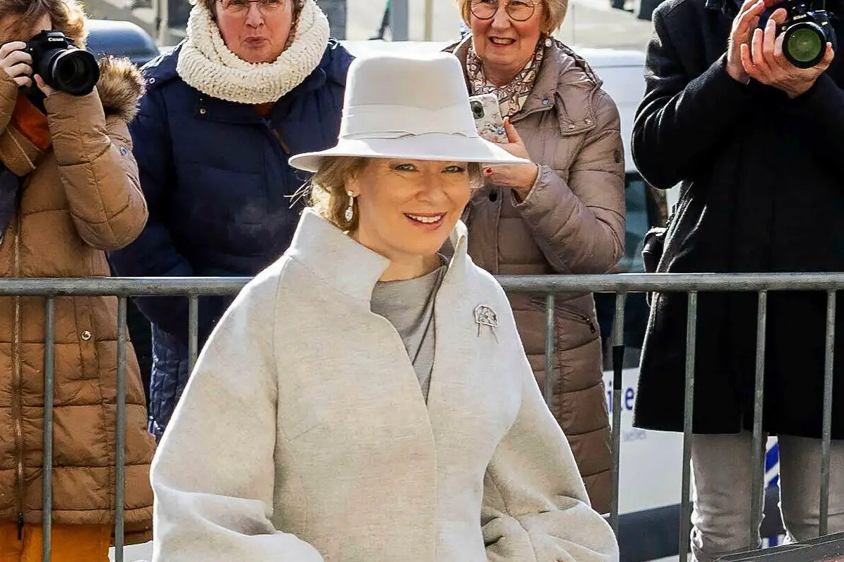 La Regina dei Belgi si reca alla messa annuale in memoriale dei membri defunti della famiglia reale a Bruxelles il 20 febbraio 2024 (Albert Nieboer/DPA Picture Alliance/Alamy)