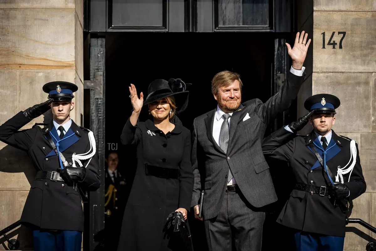 La regina Massima dei Paesi Bassi (2ndL) e il re Guglielmo Alessandro dei Paesi Bassi (2ndR) salutano al loro arrivo al Palazzo Reale in Piazza Dam ad Amsterdam il 4 maggio 2022, prima del Giorno Nazionale della Memoria.