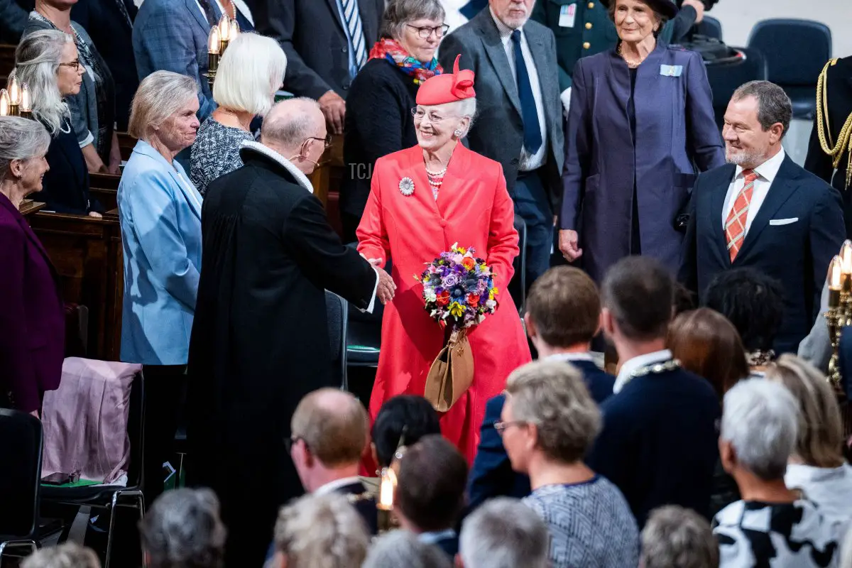 Il Vescovo Peter Skov-Jakobsen saluta la Regina Margherita II di Danimarca all'arrivo nella Cattedrale di Copenaghen, domenica 11 settembre 2022, per partecipare a una cerimonia per segnare il 50° anniversario del suo accesso al trono