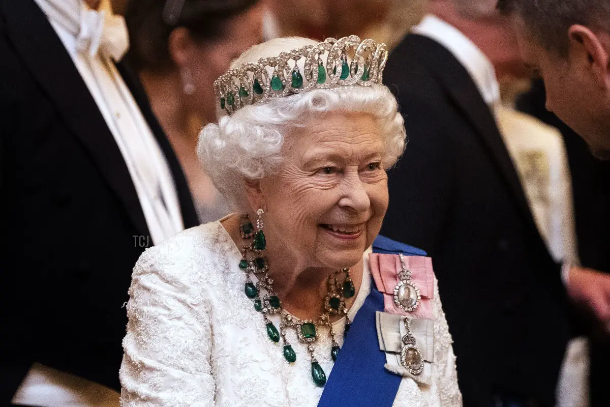 La regina Elisabetta II parla con gli ospiti durante una reception serale per i membri del Corpo Diplomatico a Buckingham Palace il 11 dicembre 2019 a Londra, Inghilterra