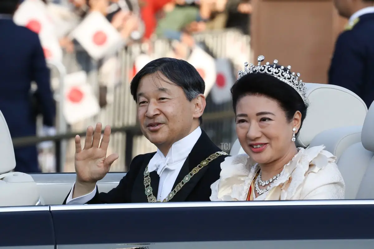 Imperatore Naruhito e Imperatrice Masako salutano dalla loro auto durante la parata imperiale per l'incoronazione dell'Imperatore Naruhito il 10 novembre 2019 a Tokyo, Giappone (Takashi Aoyama/Getty Images)