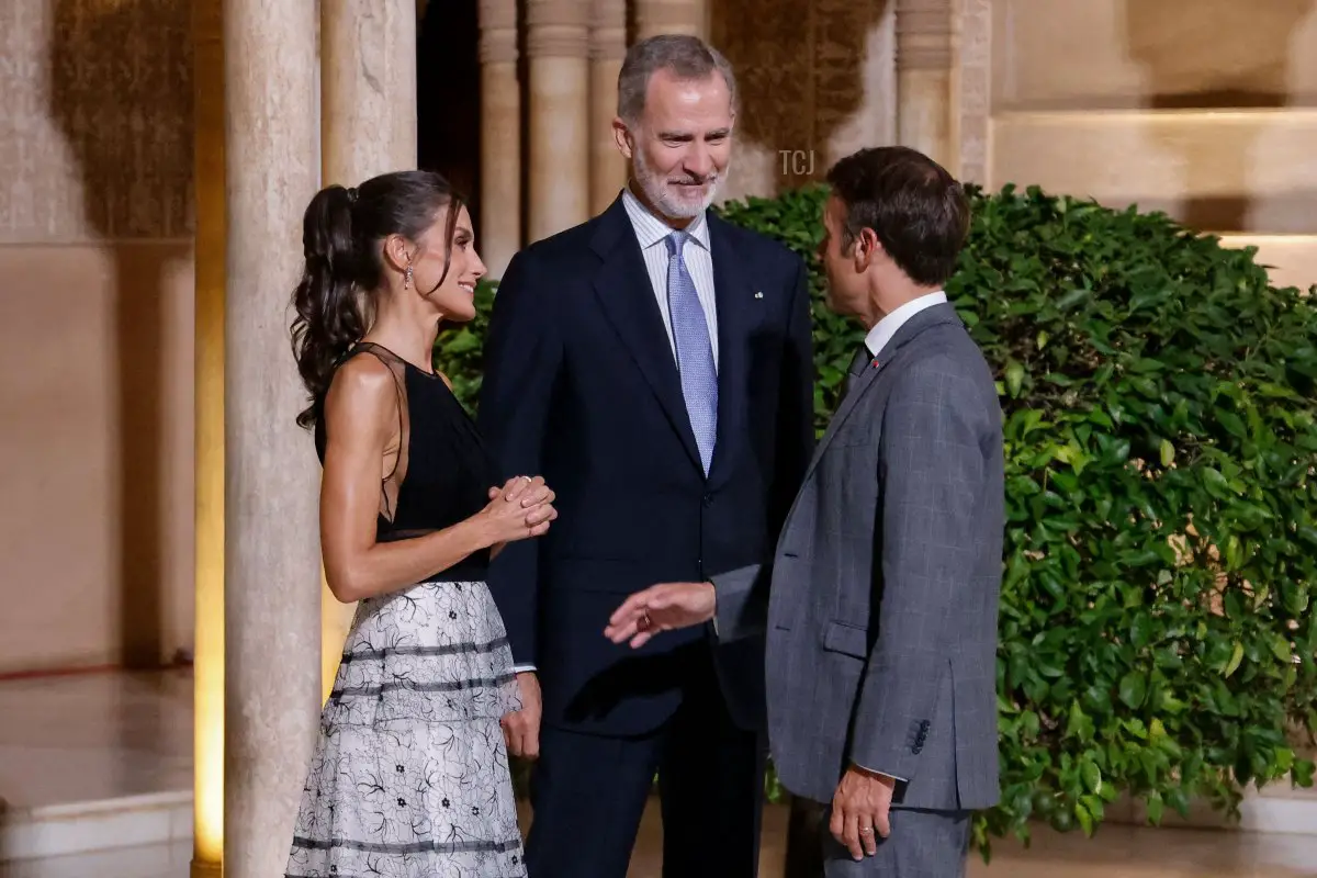 Il Re Felipe VI e la Regina Letizia di Spagna accolgono il Presidente francese Emmanuel Macron all'Alhambra durante il vertice della Comunità Politica Europea a Granada il 5 ottobre 2023 (LUDOVIC MARIN/AFP via Getty Images)