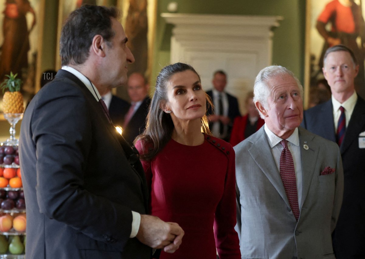 Il Principe Carlo d'Inghilterra e la Regina Letizia di Spagna osservano opere dell'artista spagnolo Francisco de Zurbarán durante una visita al Castello di Auckland, nel nord-est dell'Inghilterra il 5 aprile 2022