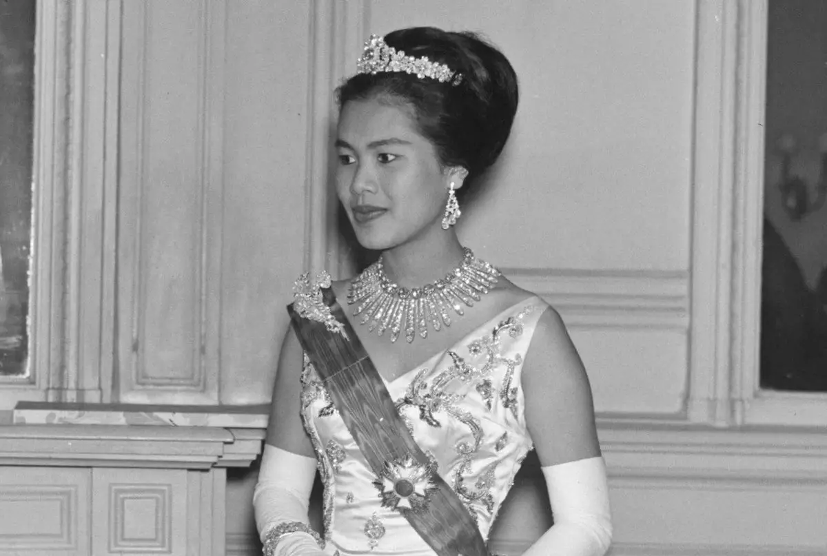 La regina Sirikit di Thailandia partecipa a un concerto di gala all'Aia il 25 ottobre 1960 (Joop van Bilsen/Anefo/Nationaal Archief/Wikimedia Commons)