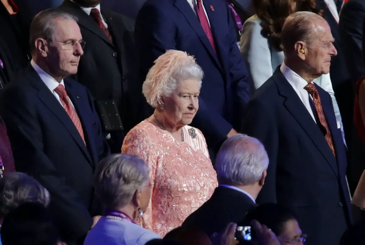 La Regina e il Duca di Edimburgo, insieme al Presidente del CIO Jacques Rogge, partecipano alla cerimonia di apertura dei Giochi Olimpici a Londra il 27 luglio 2012 (Michael Kappeler/DPA Picture Alliance Archive/Alamy)