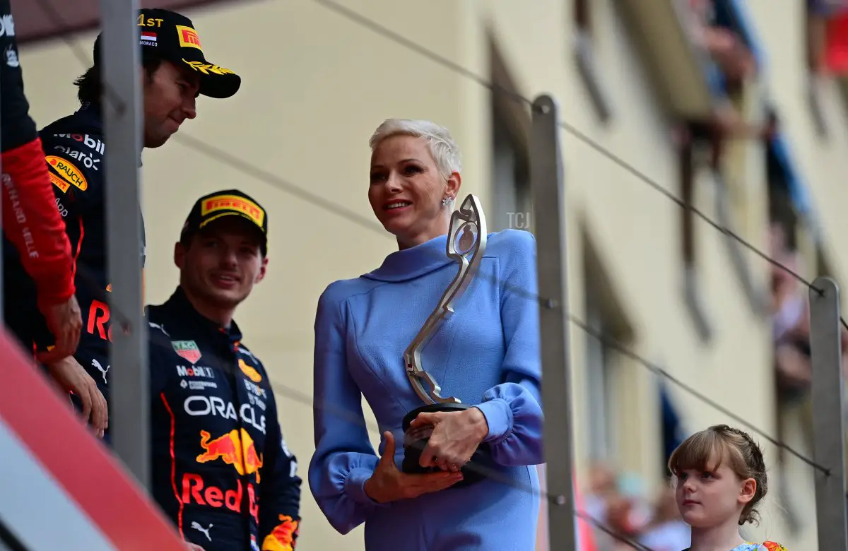 Il pilota messicano della Red Bull Racing, Sergio Perez (sinistra), riceve il trofeo di vincitore dalla Principessa Charlene di Monaco (centro) sul podio dopo il Gran Premio di Formula 1 di Monaco presso il circuito stradale di Monaco, il 29 maggio 2022