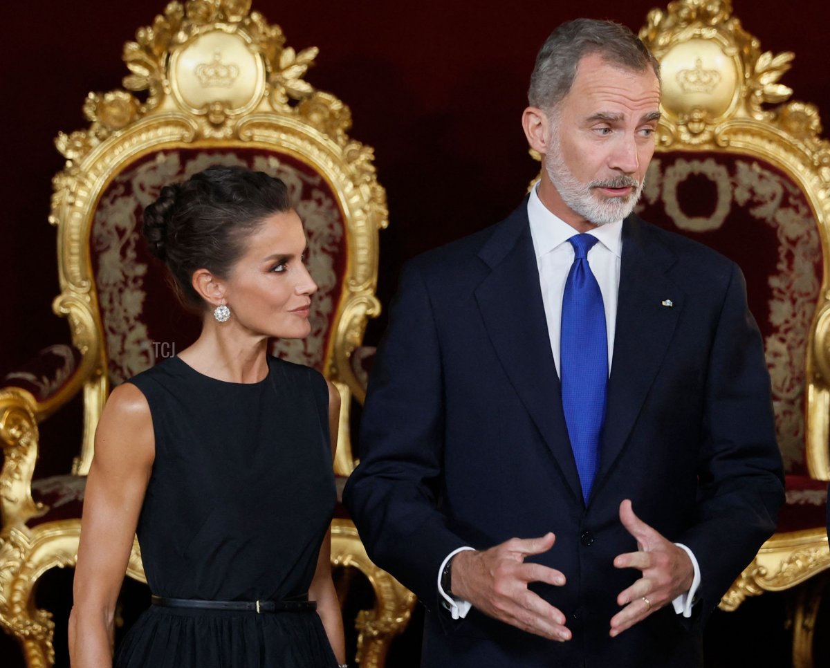 La regina Letizia di Spagna, il re Felipe VI di Spagna e il primo ministro britannico Boris Johnson posano per le foto prima del loro incontro durante il vertice NATO, al Palacio Real di Madrid, il 28 giugno 2022