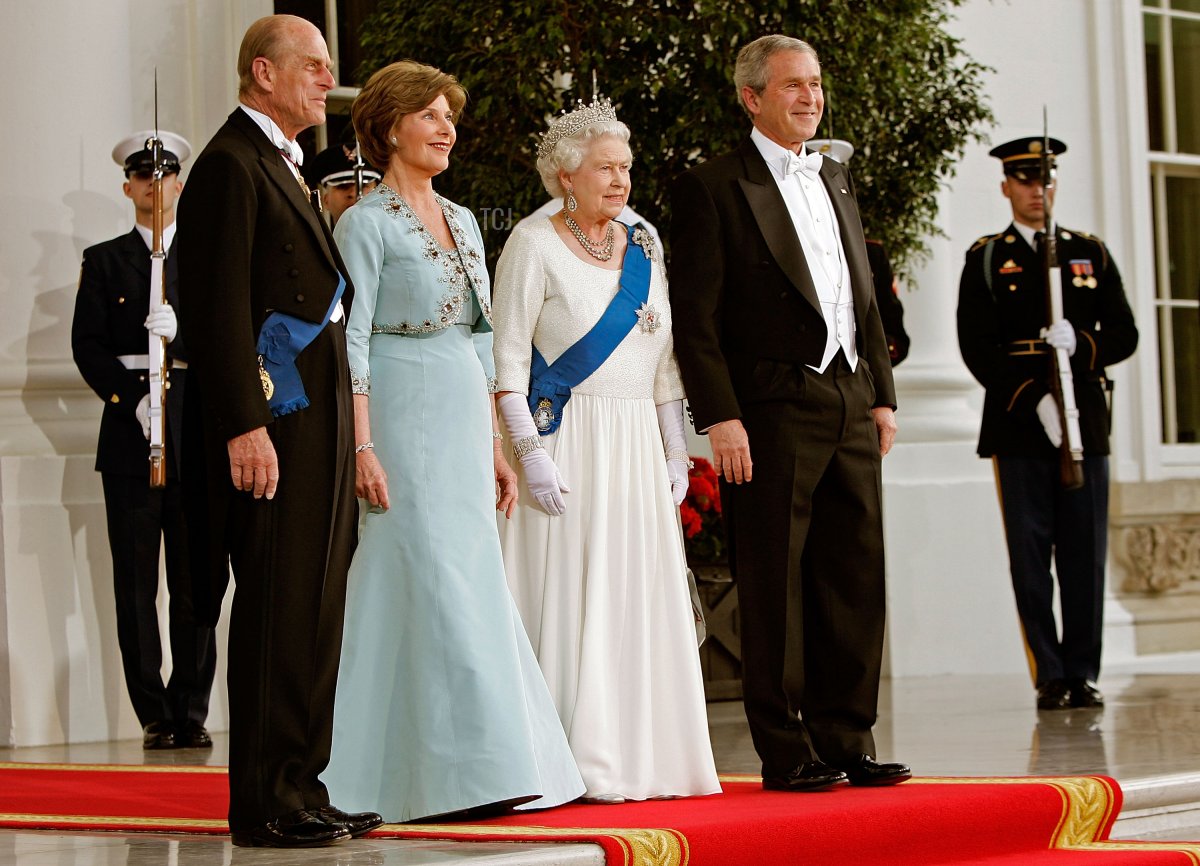 Il Duca di Edimburgo, Laura Bush, la Regina Elisabetta II e George W. Bush alla Casa Bianca per un banchetto di Stato nel 2007