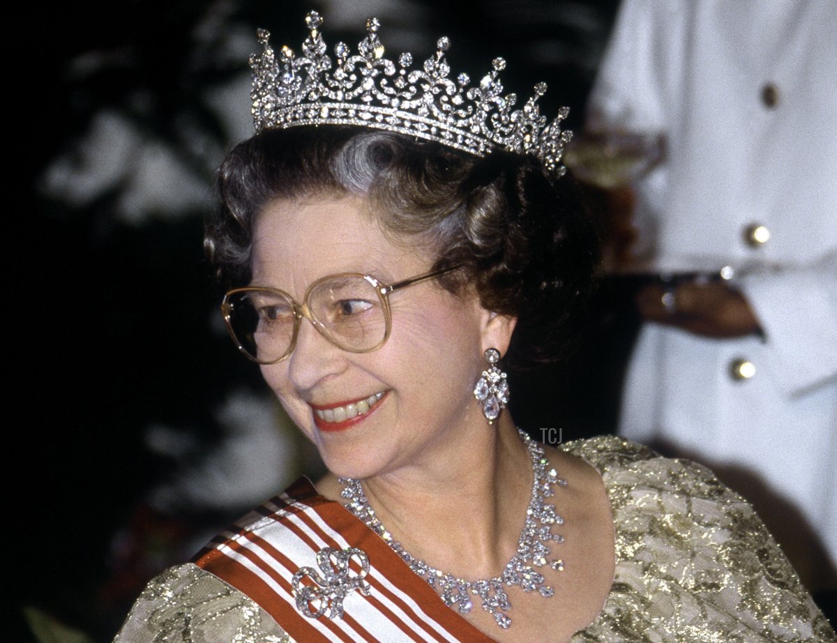 La regina Elisabetta seconda vista a un banchetto di stato tenuto a Singapore dal presidente Wee Kim Wee durante la sua visita ufficiale a Singapore nell'ottobre 1989