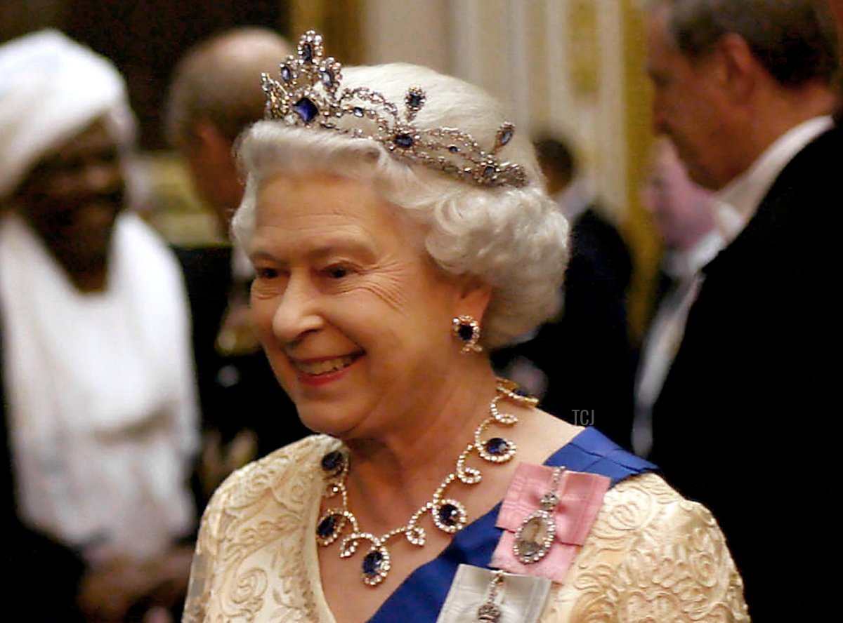 La regina Elisabetta II partecipa alla ricezione diplomatica annuale a Buckingham Palace a Londra il 16 novembre 2005 (Chris Young/PA Images/Alamy)