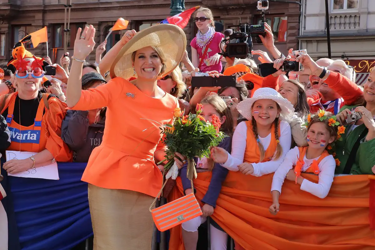 La regina Maxima dei Paesi Bassi saluta la folla all'arrivo per una visita nella regione federale dell'Assia, il 3 giugno 2013 a Wiesbaden, Germania