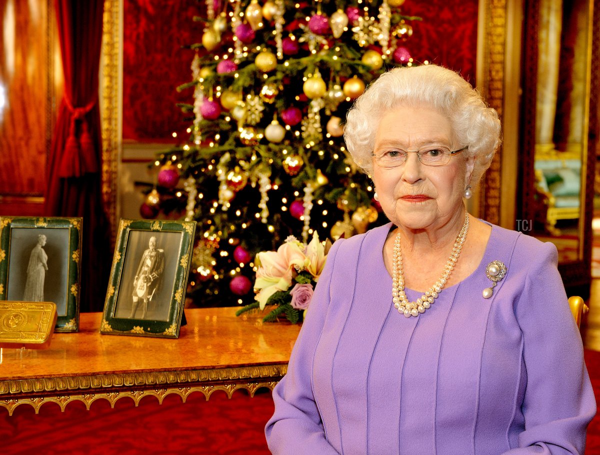 La regina Elisabetta II del Regno Unito posa nella Sala da Pranzo Statale di Buckingham Palace dopo aver registrato il suo messaggio televisivo di Natale per il Commonwealth il 10 dicembre 2014 a Londra