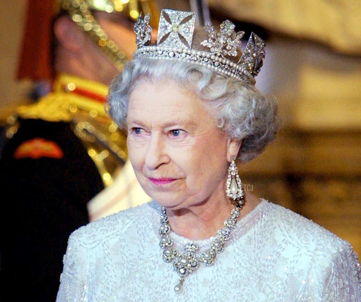 La regina d'Inghilterra Elisabetta II lascia il Palazzo di Westminster dopo l'Apertura del Parlamento a Londra il 20 giugno 2001