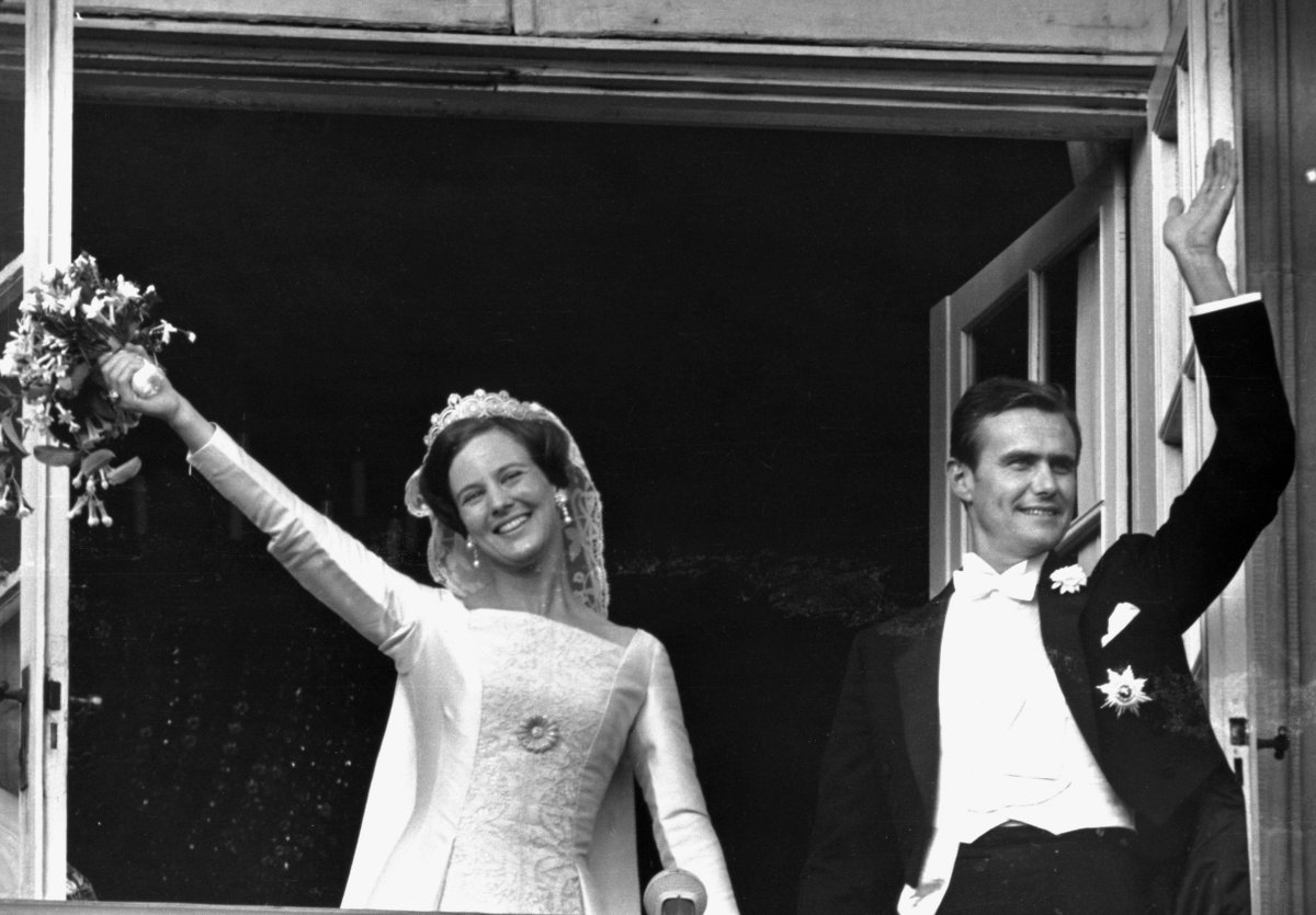 La Principessa Ereditiera Margrethe e il Principe Henrik di Danimarca salutano dal balcone del palazzo nel giorno delle loro nozze a Copenaghen, 10 giugno 1967 (Ritzau/Alamy)