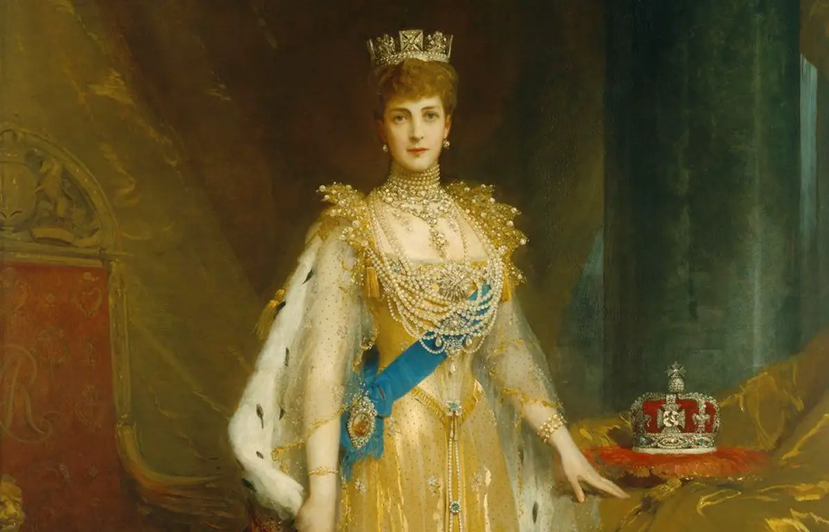 Il ritratto ufficiale di Sir Samuel Luke Fildes della Regina Alexandra nel suo abito e mantello di incoronazione, ca. 1905 (Collezione Reale)