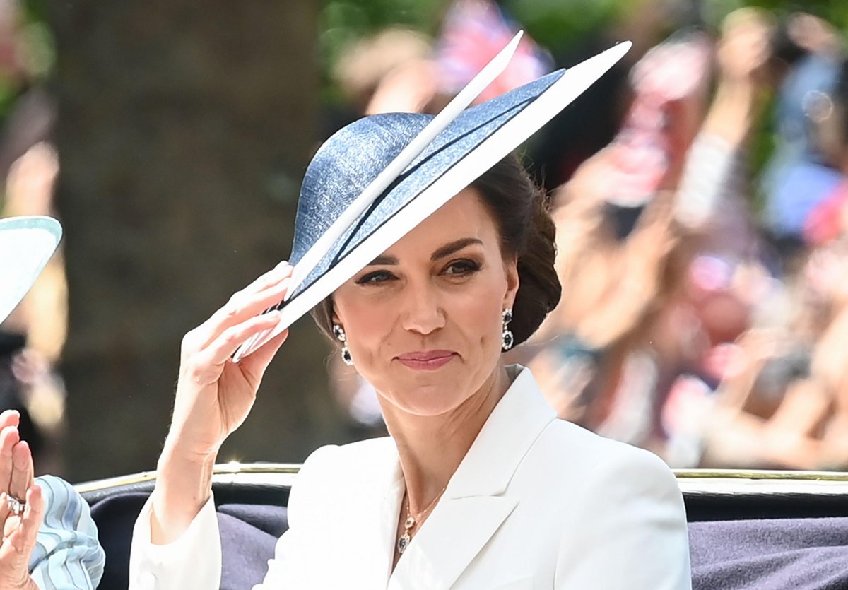 La Duchessa di Cambridge cavalca in una carrozza durante le festività di Trooping the Colour a Londra il 2 giugno 2022 (Doug Peters/EMPICS/Alamy)